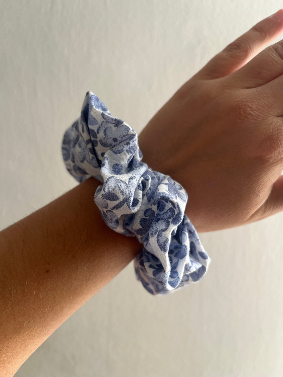 Scrunchie fiori azzurri