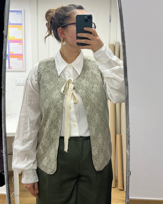 Gilet cotone a fiori con fiocco