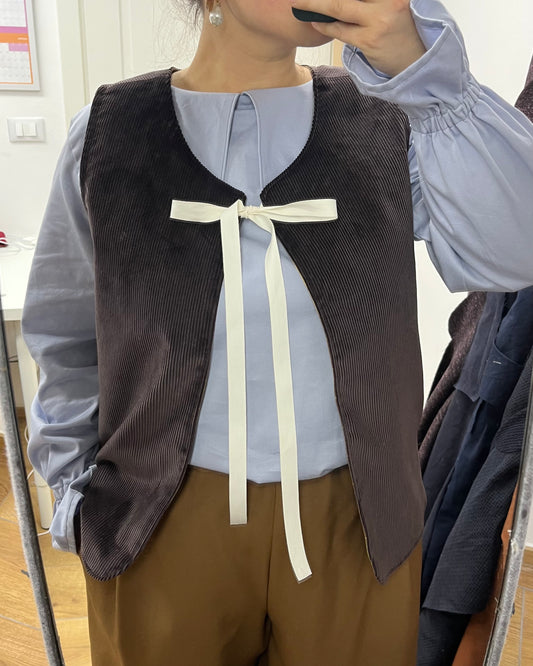 Gilet velluto marrone con fiocco