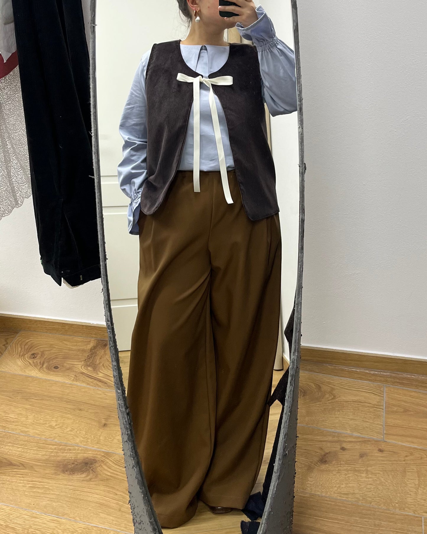 Gilet velluto marrone con fiocco