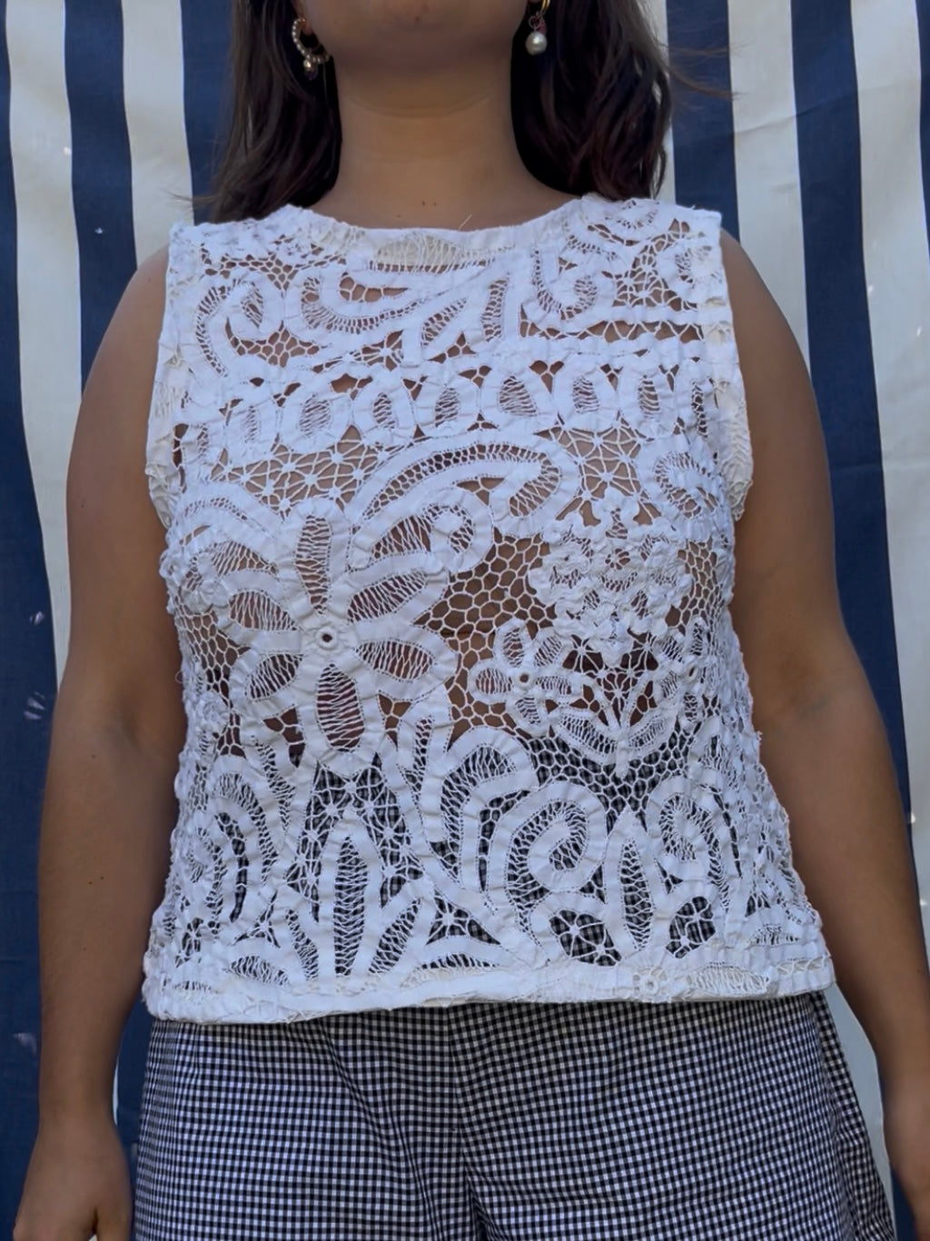 Top upcycled realizzati con copriletto in pizzo
