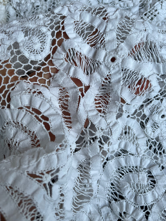 Top upcycled realizzati con copriletto in pizzo