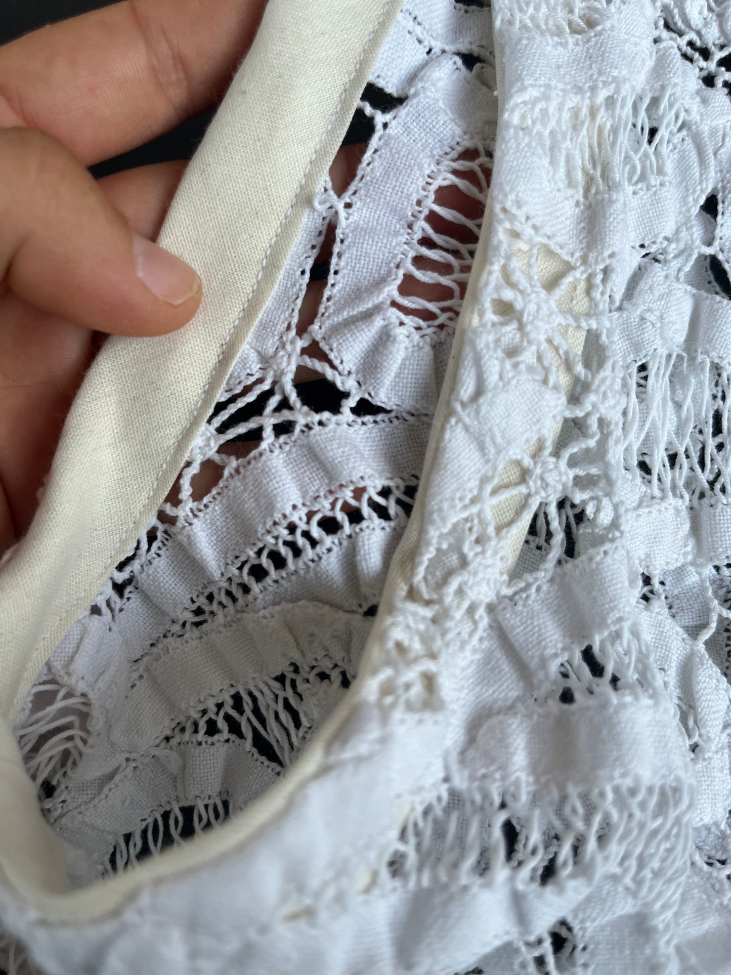 Top upcycled realizzati con copriletto in pizzo