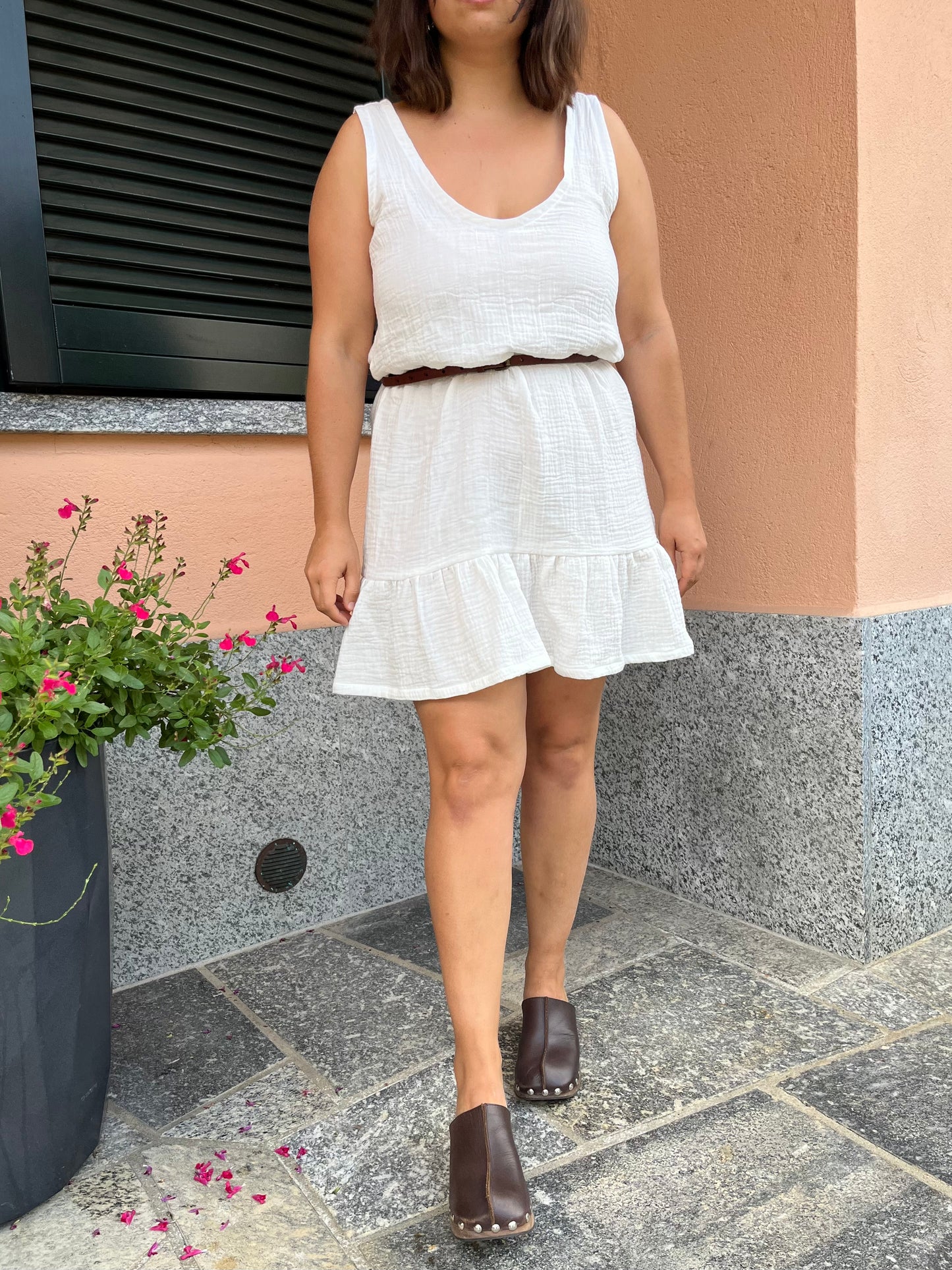 Abito con balza in mussola di cotone
