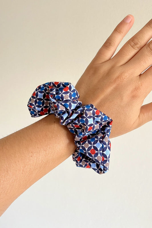 Scrunchie fantasia geometrica rosso/blu/azzurro
