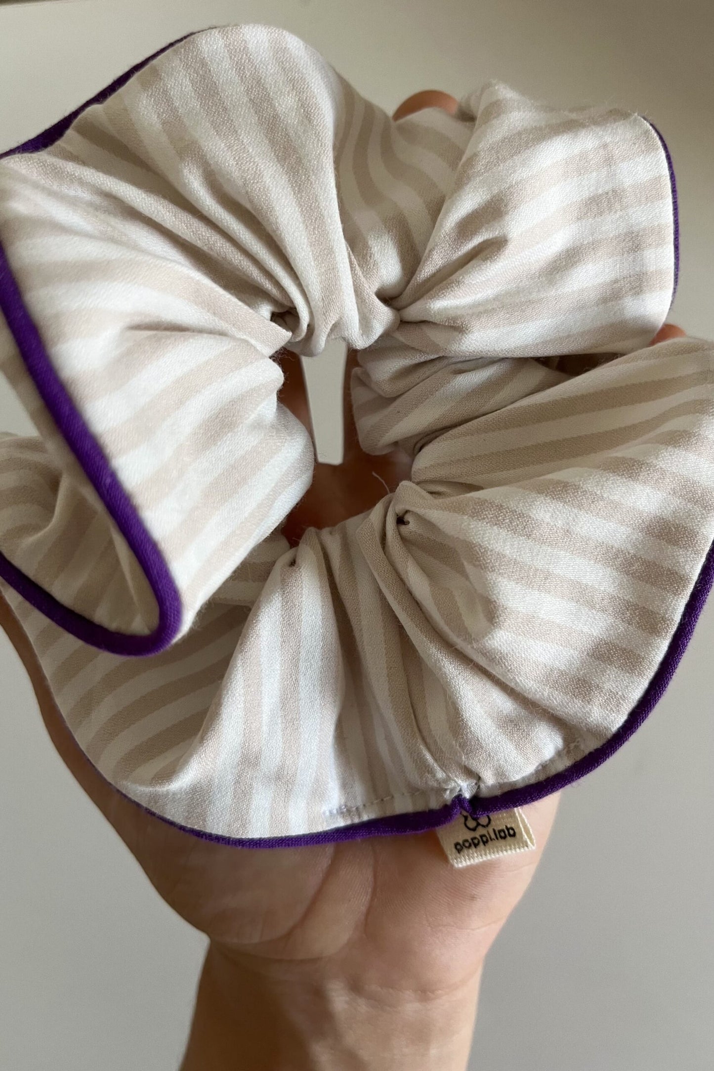 Scrunchie righe rosa cipria/bianco + piping viola