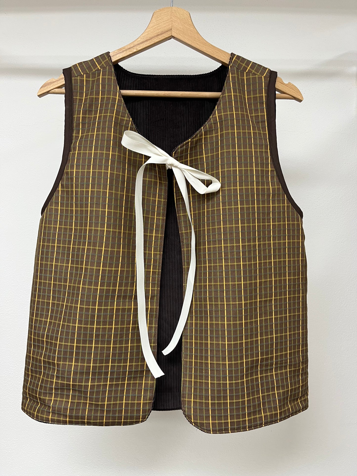 Gilet velluto marrone con fiocco