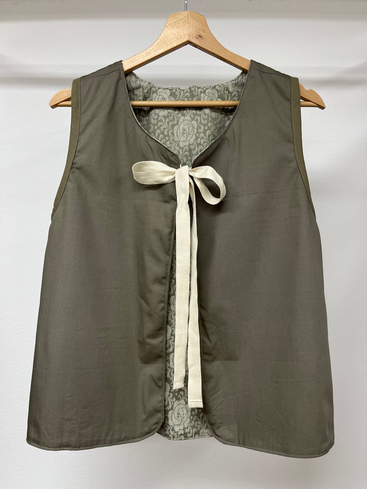 Gilet cotone a fiori con fiocco