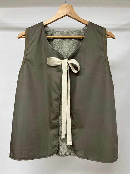Gilet cotone a fiori con fiocco