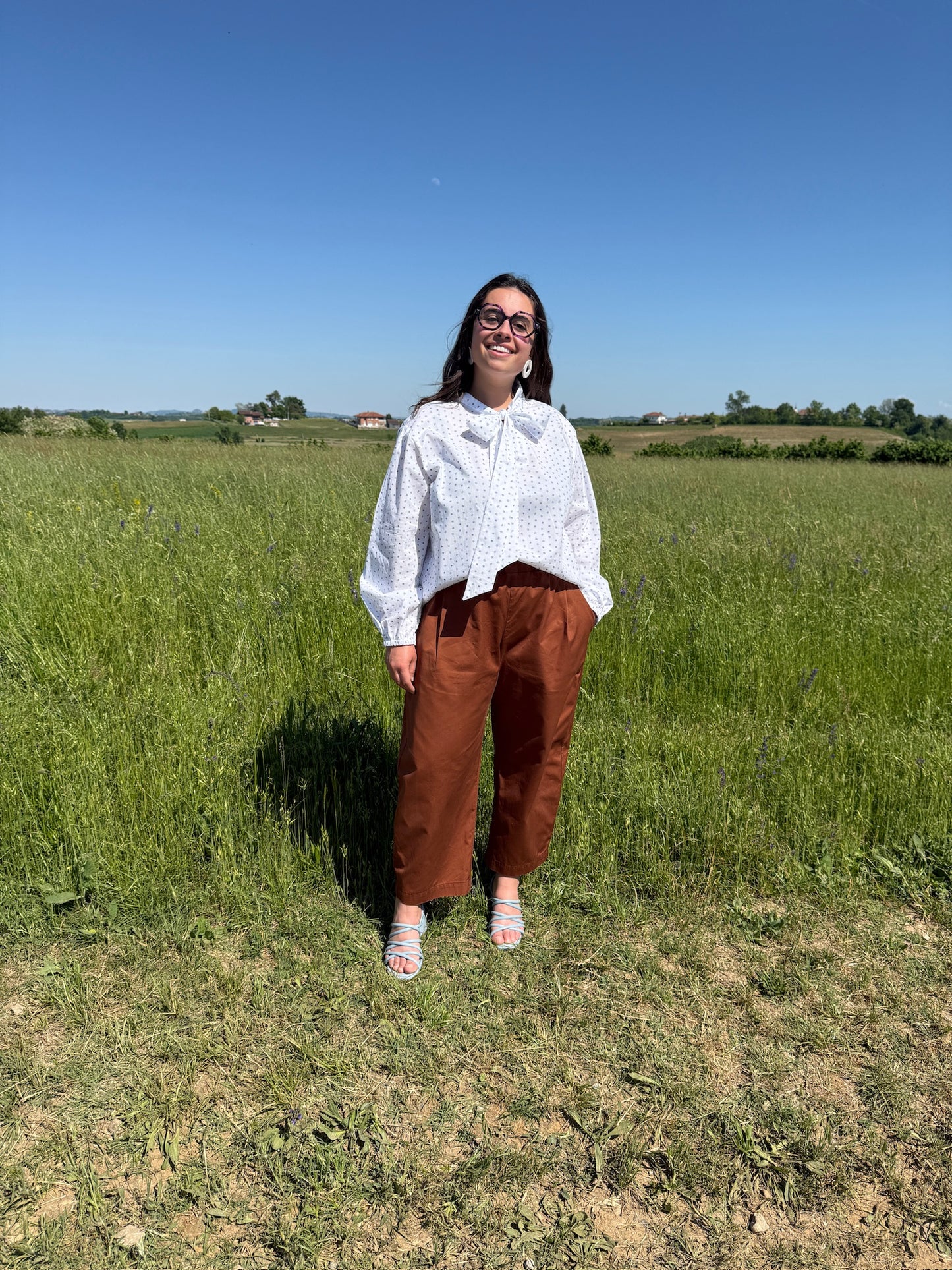 Blusa Ortensia binca con fiorellini blu