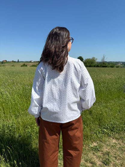 Blusa Ortensia binca con fiorellini blu