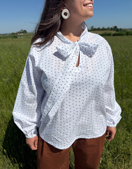 Blusa Ortensia binca con fiorellini blu