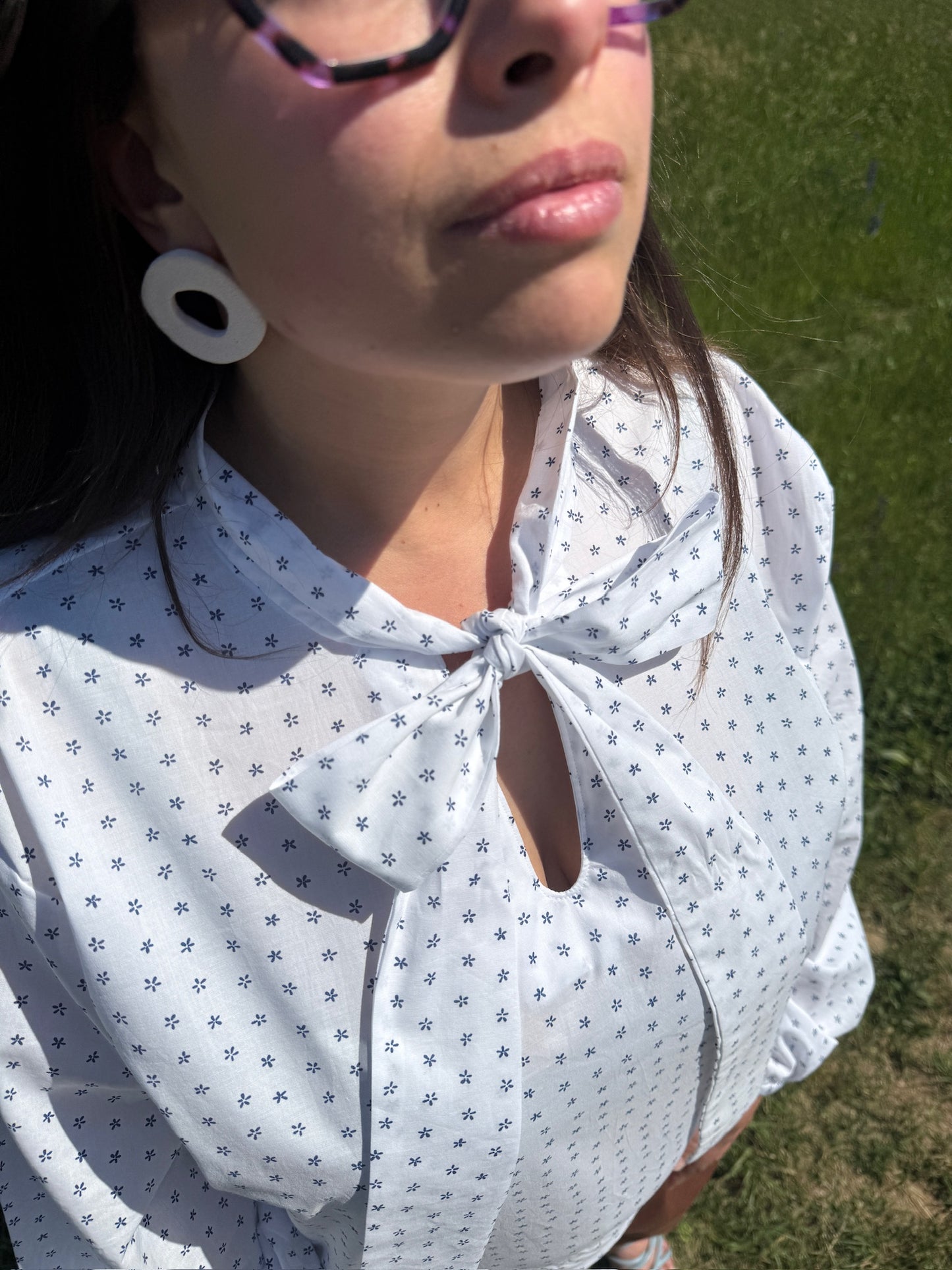 Blusa Ortensia binca con fiorellini blu