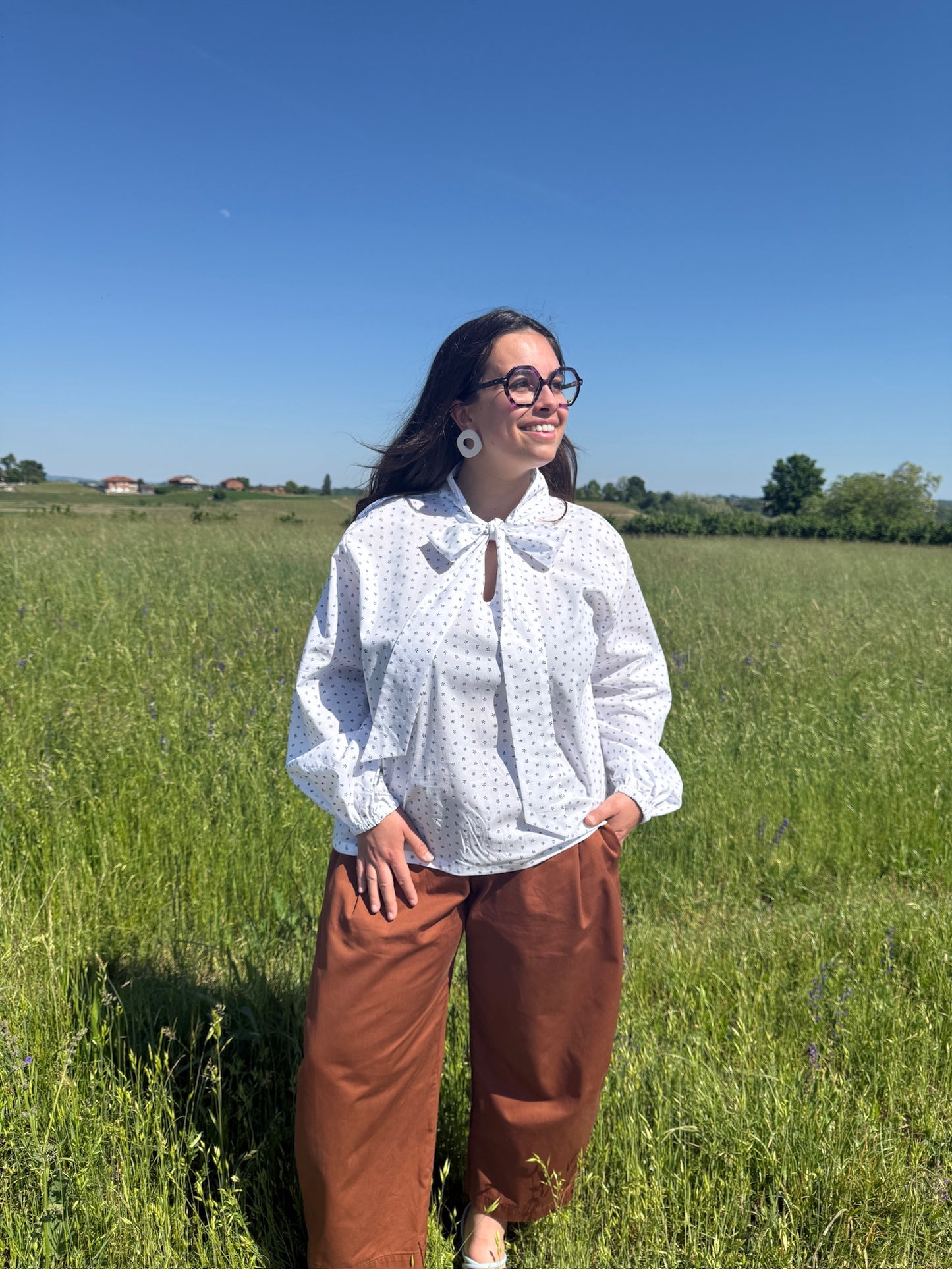 Blusa Ortensia binca con fiorellini blu