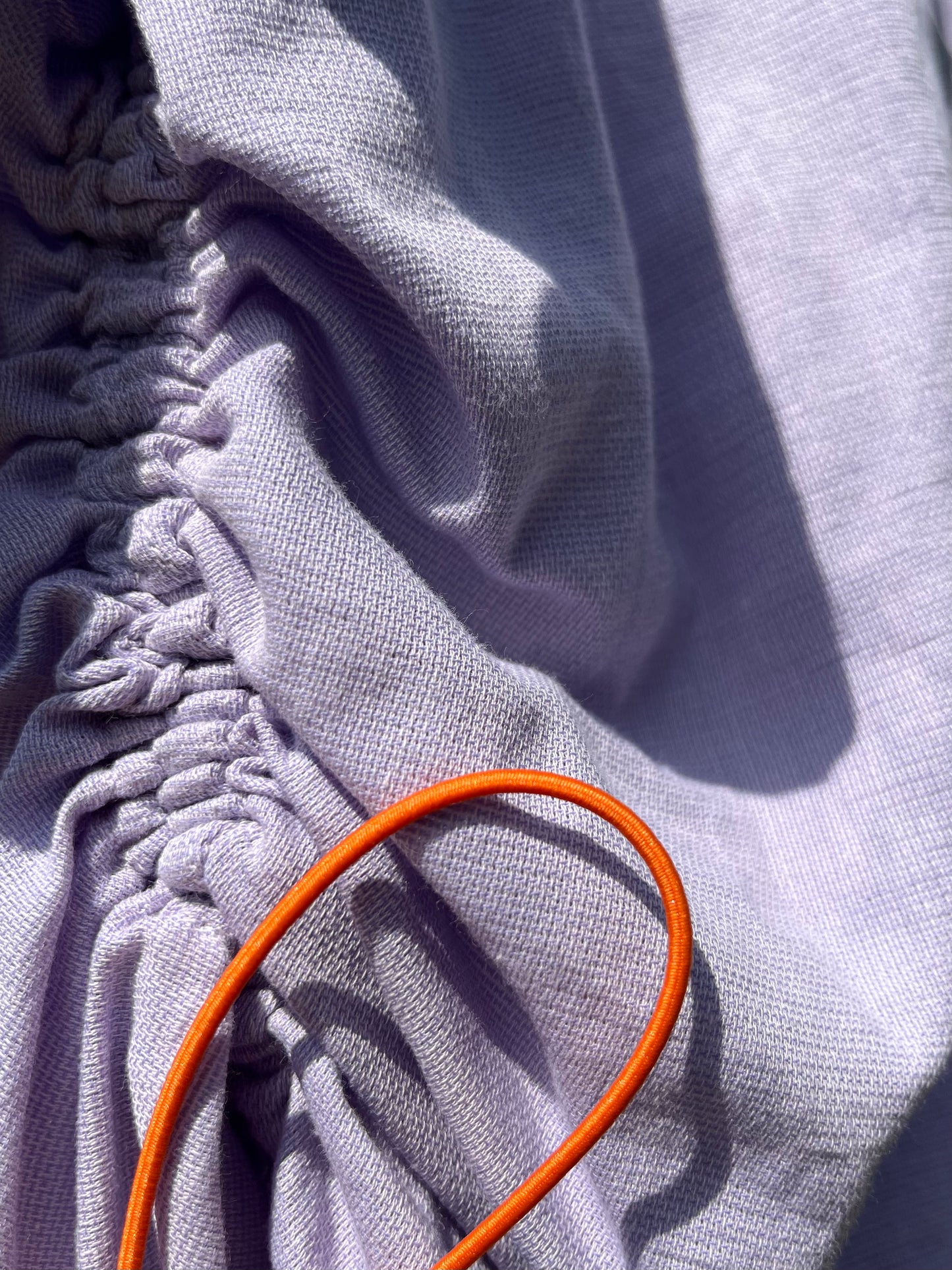 Camicia lilla + elastico arancione