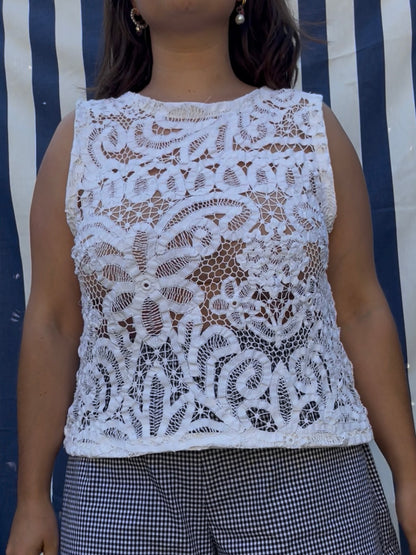Top upcycled realizzati con copriletto in pizzo