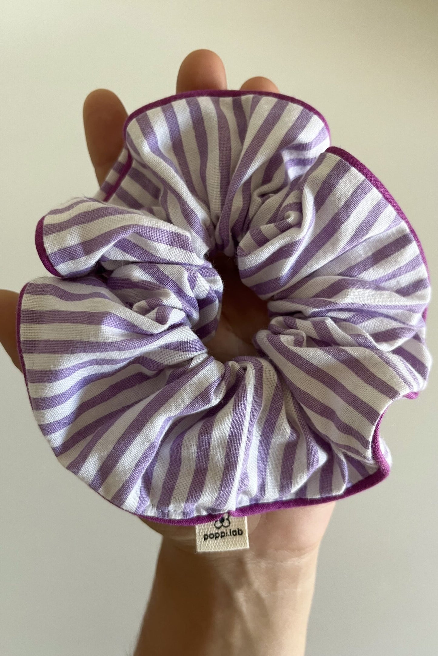Scrunchie righe lilla/bianche + piping fucsia