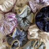 Scrunchie righe lilla/bianco + piping viola - immagine 5
